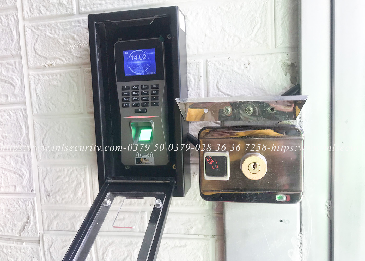 Lap-dat-khoa-van-tay-nha-tro-kem-bao-dong-nguon-cho-cua-lua-tai-Binh-Thanh